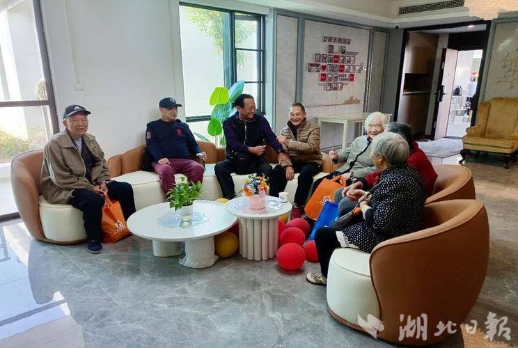 咨询室和手工书画室等多个功能区,引进了专业的第三方养老服务机构,为