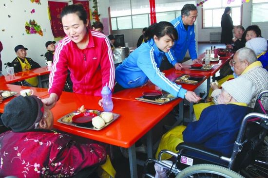岛城养老服务业"供血不足"(图)_网易新闻中心