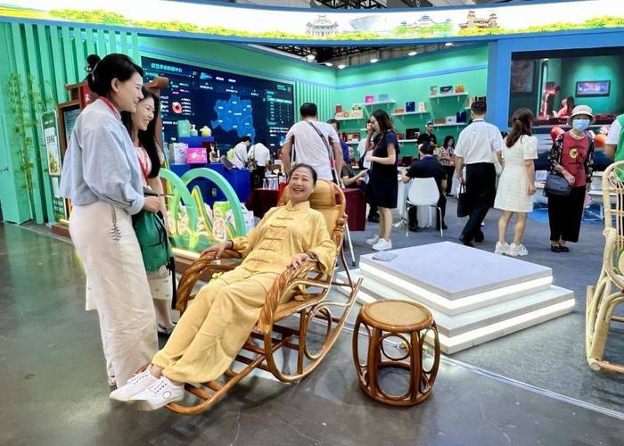 西安老博会上汉中展示养老服务新形象