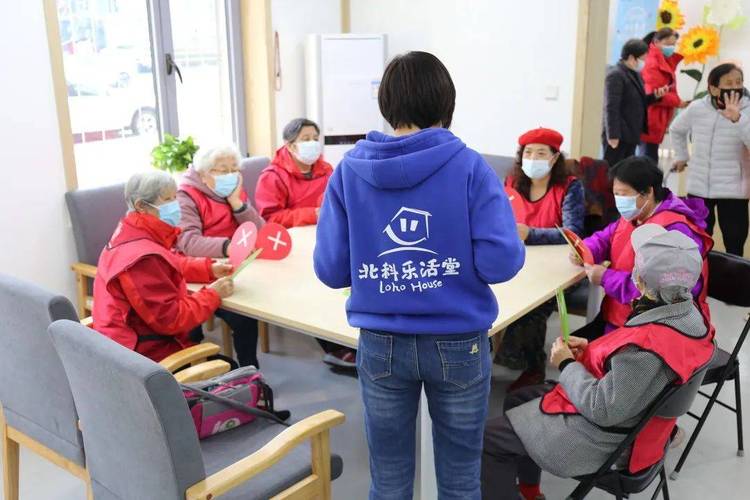 西城北草厂社区养老服务驿站开展喜迎三八节活动