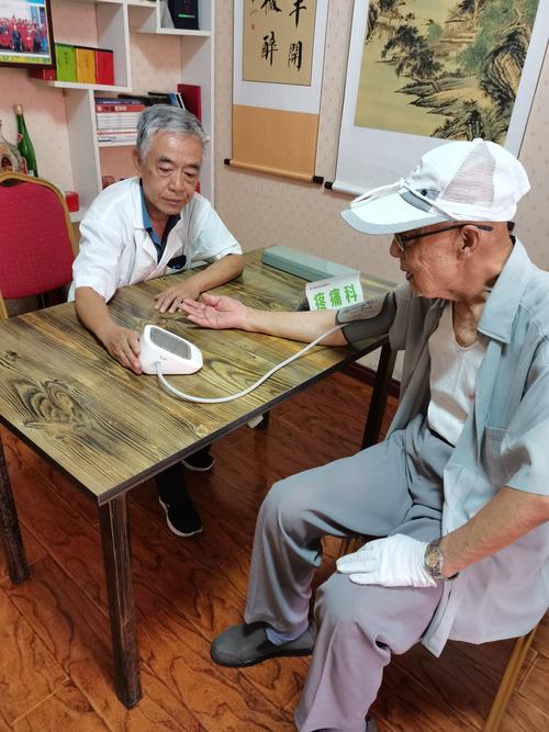 刘承慧大夫是3606工厂一名退休大夫,每天上午坐诊为老年人服务!